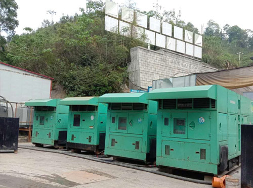 麻山先进的应急发电机系统中智能监测和控制系统如何确保电压稳定？