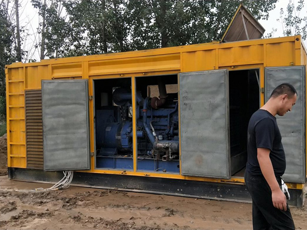 麻山进行柴油发电机组电瓶容量测试时，有哪些注意事项？