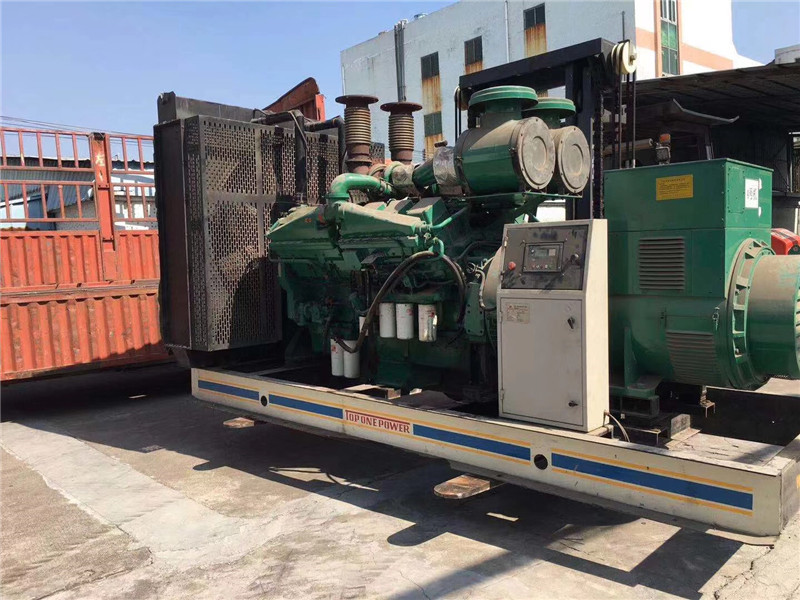 麻山如何判断柴油发电机组的机油温度是否达到了合适的预热温度？